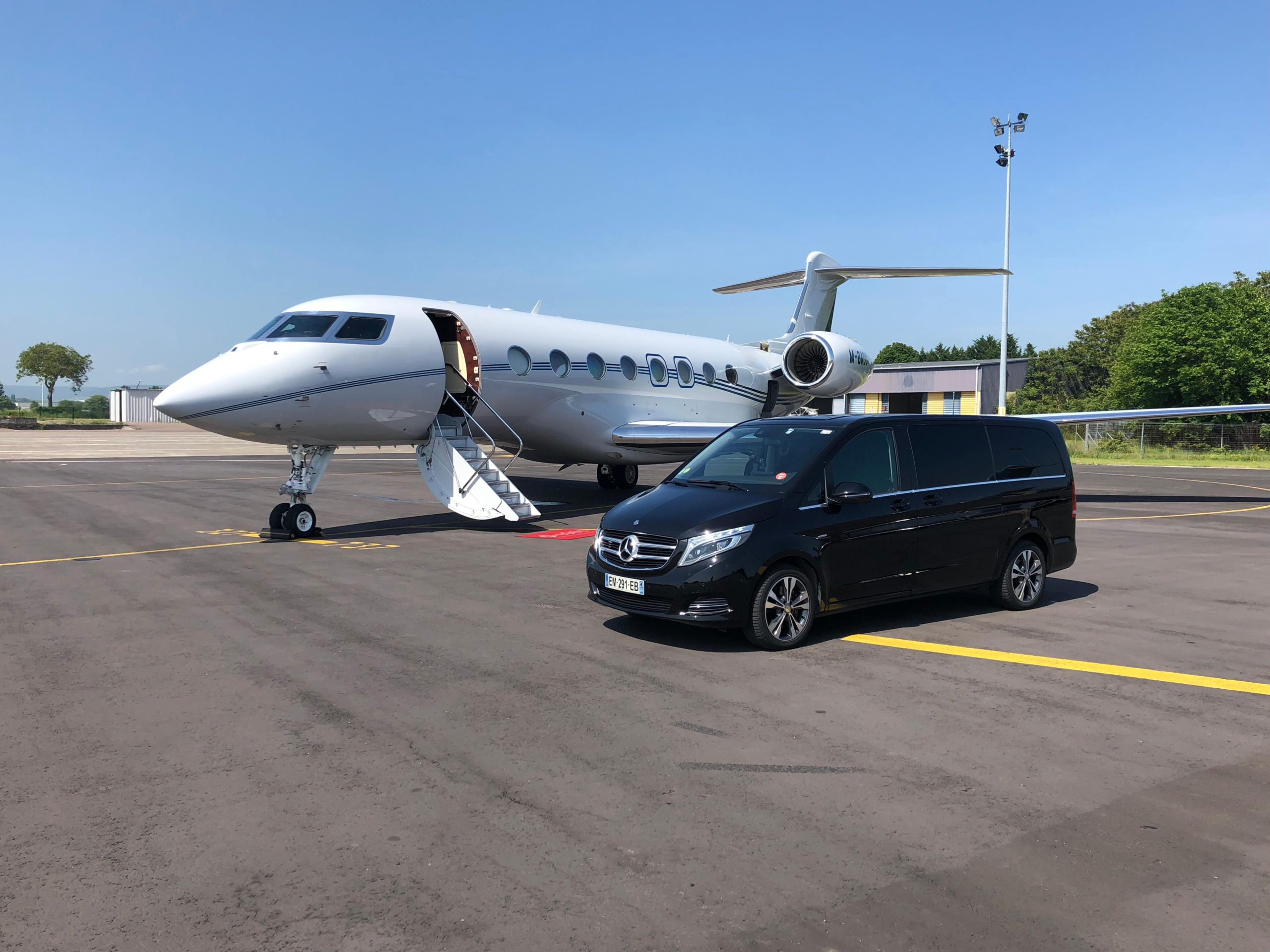 Private airport transfers Connecto Airport Taxis Taxi booking online Luxury airport transfers Group airport shuttle